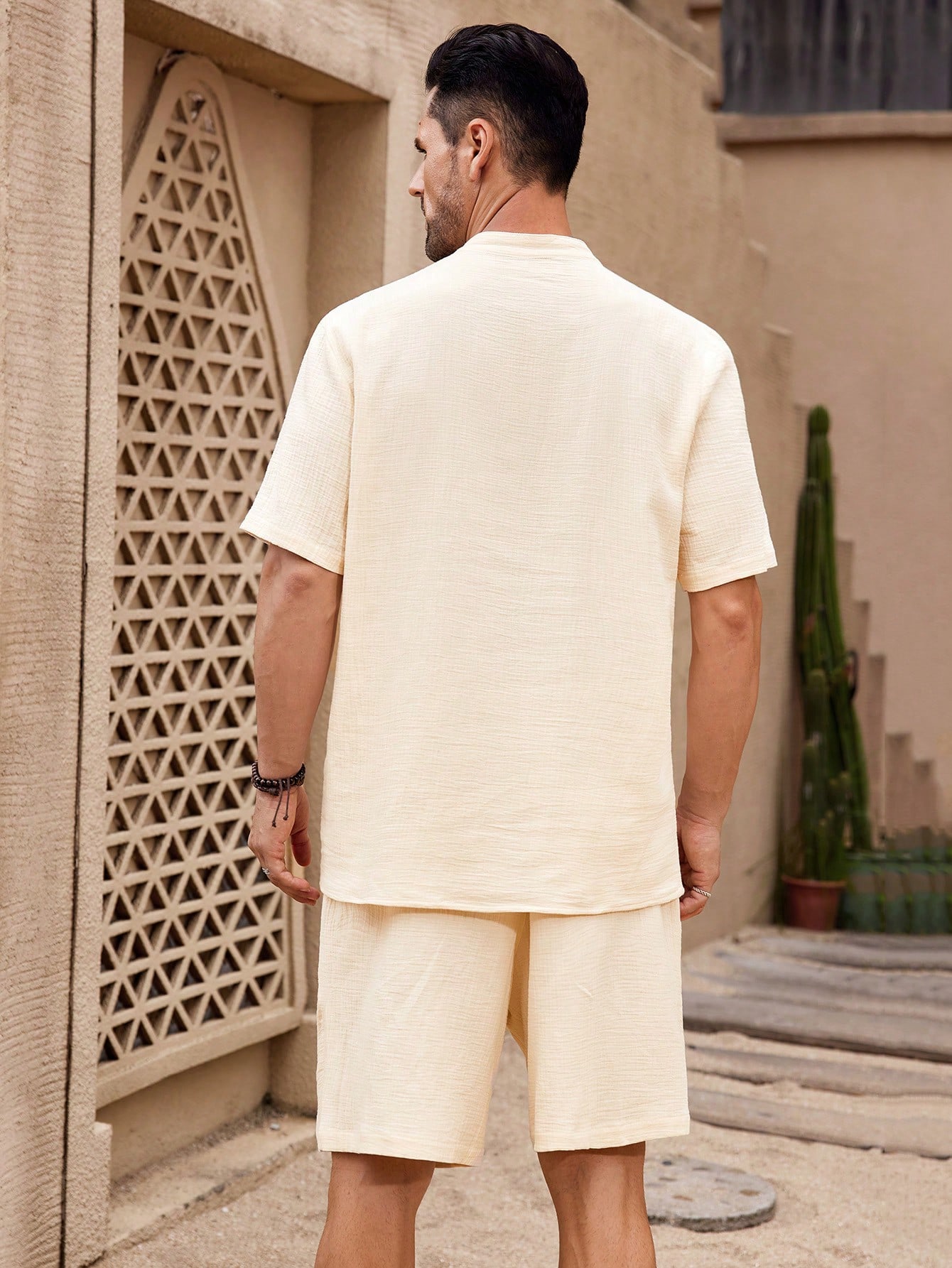 2pcs Men Solid Applique V-Neck Short Sleeve Shirt And Pocket Shorts Casual Outfit