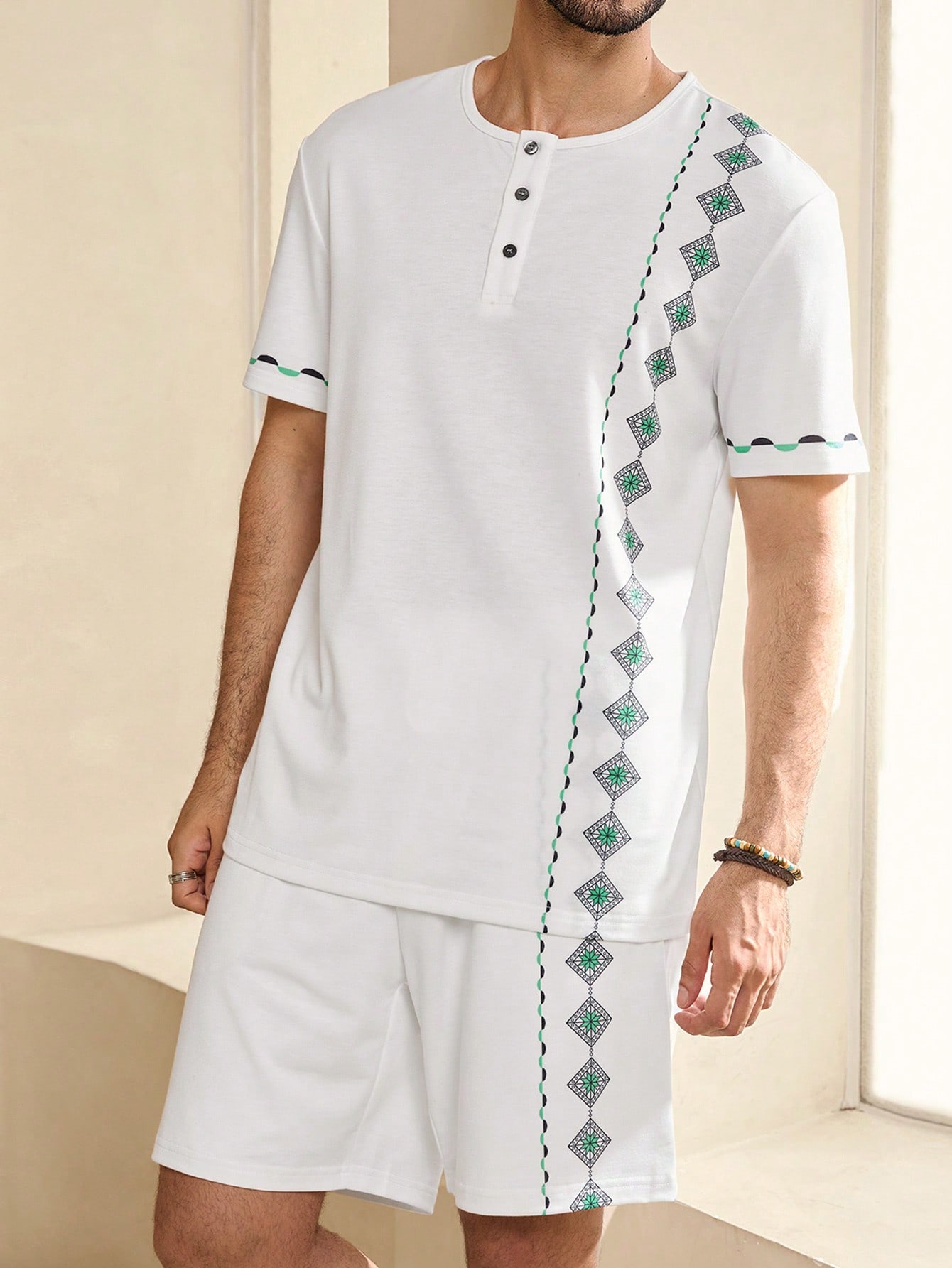 Men Summer Vacation Geometric Printed Round Neck Short Sleeve Casual T-Shirt And Drawstring Waist Shorts Set