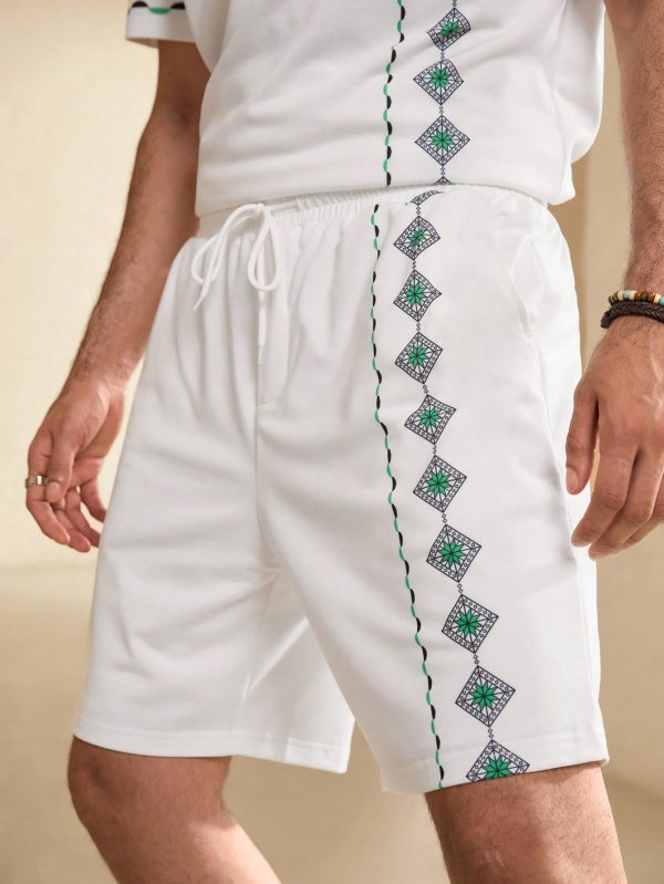 Men Summer Vacation Geometric Printed Round Neck Short Sleeve Casual T-Shirt And Drawstring Waist Shorts Set