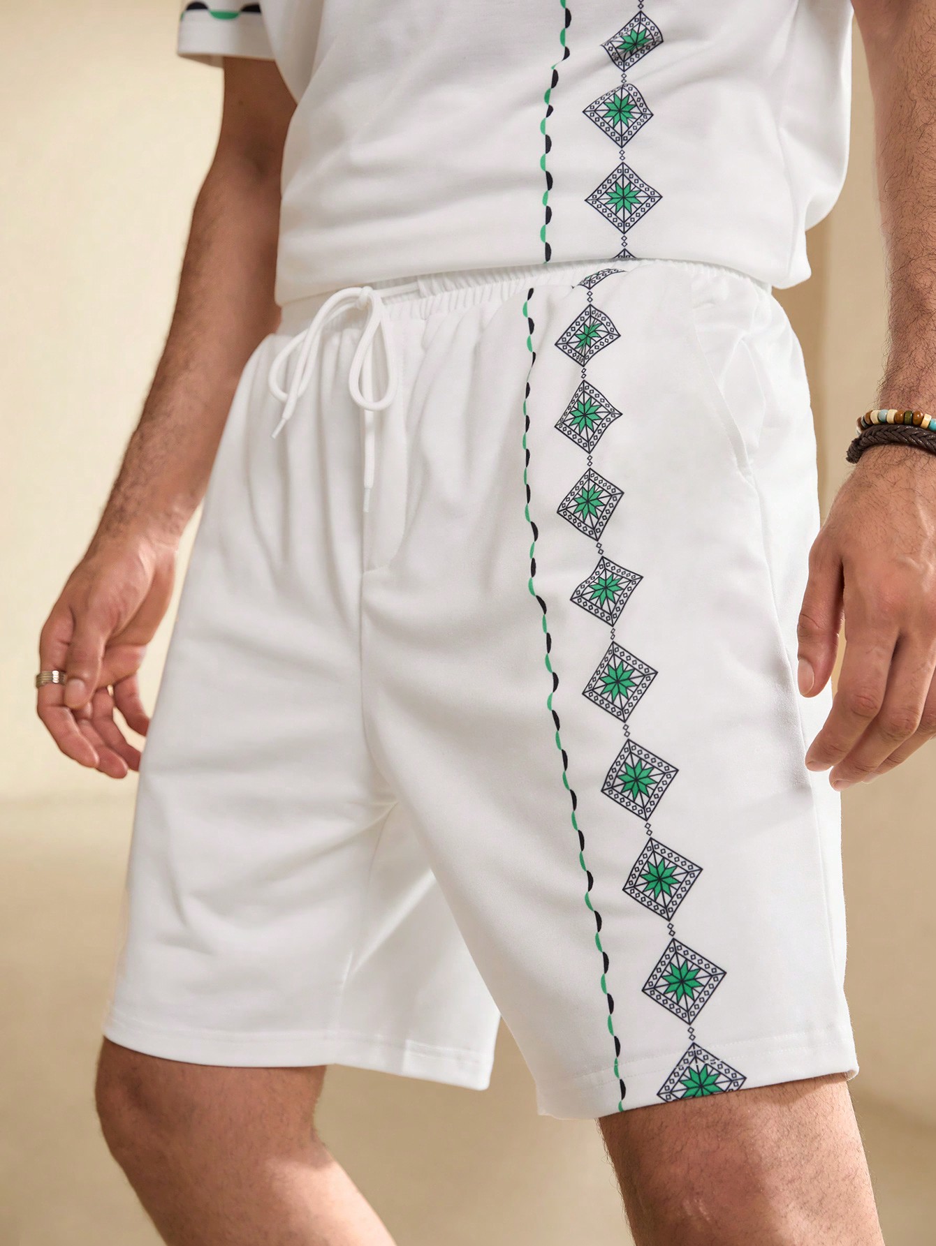 Men Summer Vacation Geometric Printed Round Neck Short Sleeve Casual T-Shirt And Drawstring Waist Shorts Set